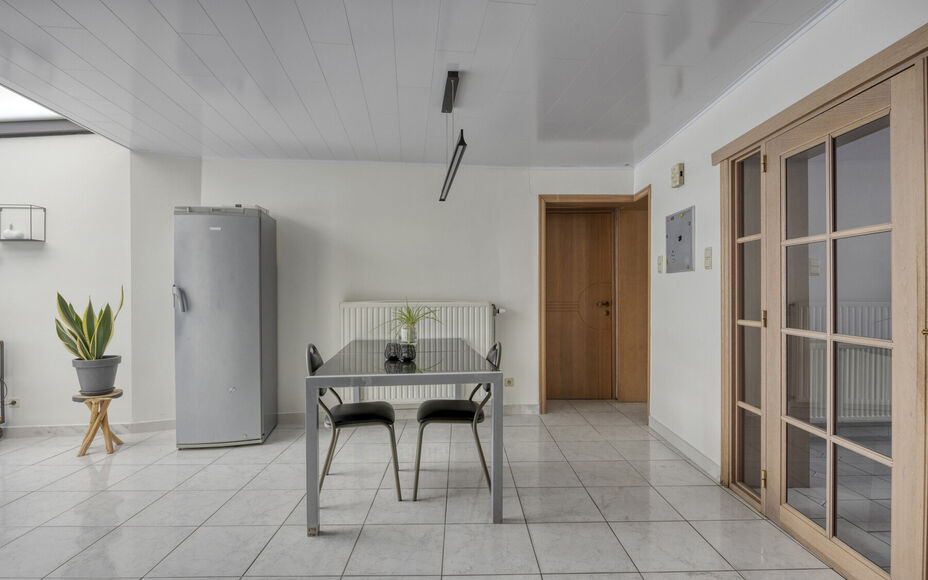 BUITENKANS: Leemans Immobiliën stelt u deze instapklare familiewoning voor, ideaal gelegen in het mooie centrum van Moorsel nabij de Leirekensroute. 

Indeling GV: ruime inkomhal / traphal, lichtrijke leefruimte, badkamer (alle comfort: douche, ligbad, e