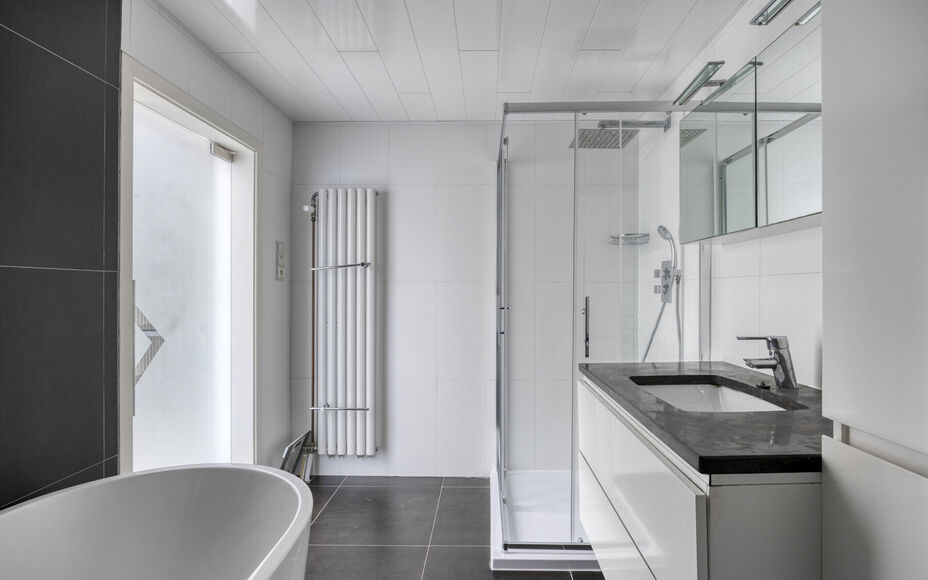 BUITENKANS: Leemans Immobiliën stelt u deze instapklare familiewoning voor, ideaal gelegen in het mooie centrum van Moorsel nabij de Leirekensroute. 

Indeling GV: ruime inkomhal / traphal, lichtrijke leefruimte, badkamer (alle comfort: douche, ligbad, e