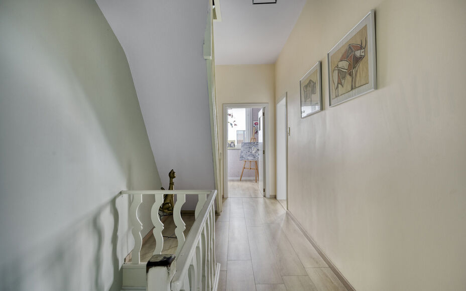 BUITENKANS: Leemans Immobiliën stelt u deze instapklare familiewoning voor, ideaal gelegen in het mooie centrum van Moorsel nabij de Leirekensroute. 

Indeling GV: ruime inkomhal / traphal, lichtrijke leefruimte, badkamer (alle comfort: douche, ligbad, e