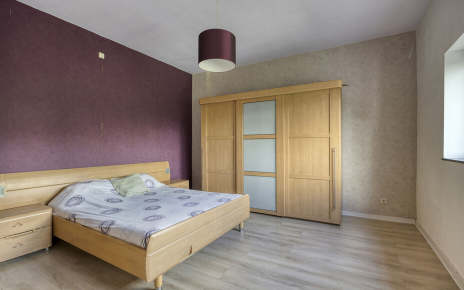 BUITENKANS: Leemans Immobiliën stelt u deze instapklare familiewoning voor, ideaal gelegen in het mooie centrum van Moorsel nabij de Leirekensroute. 

Indeling GV: ruime inkomhal / traphal, lichtrijke leefruimte, badkamer (alle comfort: douche, ligbad, e