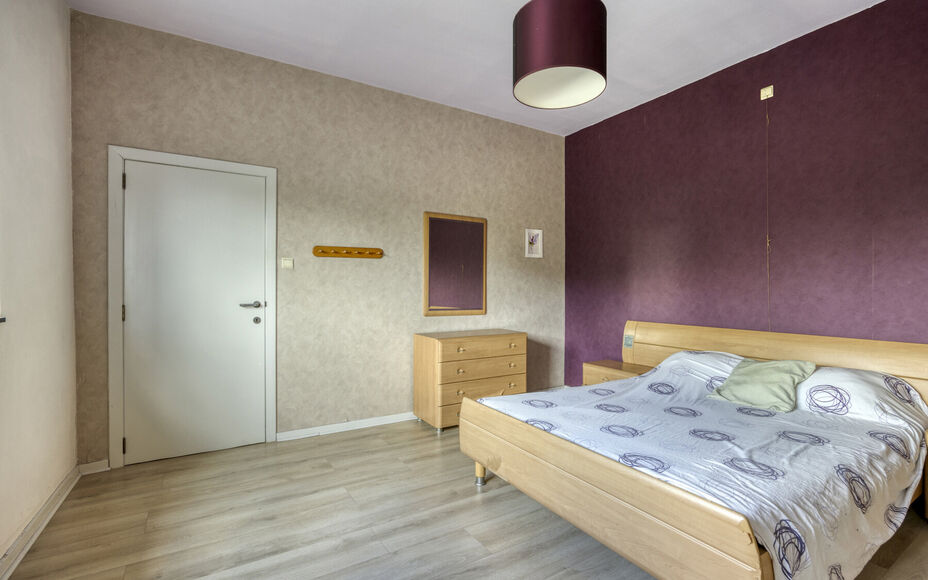 BUITENKANS: Leemans Immobiliën stelt u deze instapklare familiewoning voor, ideaal gelegen in het mooie centrum van Moorsel nabij de Leirekensroute. 

Indeling GV: ruime inkomhal / traphal, lichtrijke leefruimte, badkamer (alle comfort: douche, ligbad, e