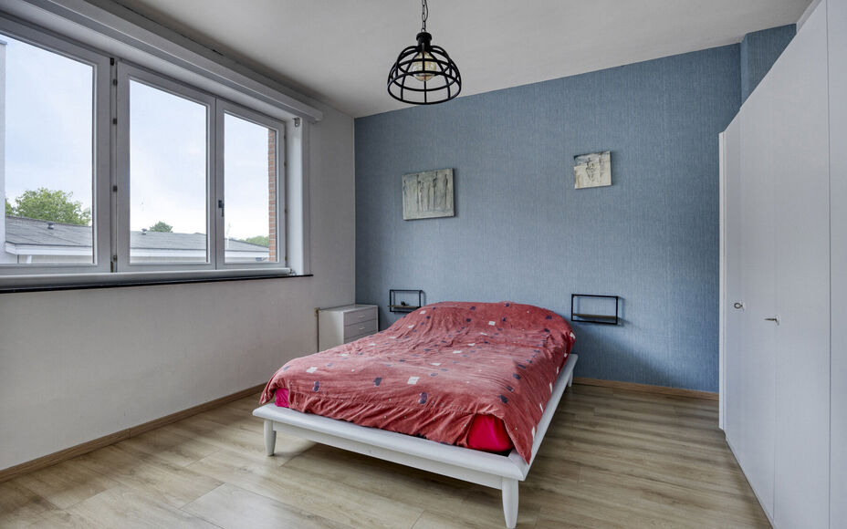 BUITENKANS: Leemans Immobiliën stelt u deze instapklare familiewoning voor, ideaal gelegen in het mooie centrum van Moorsel nabij de Leirekensroute. 

Indeling GV: ruime inkomhal / traphal, lichtrijke leefruimte, badkamer (alle comfort: douche, ligbad, e