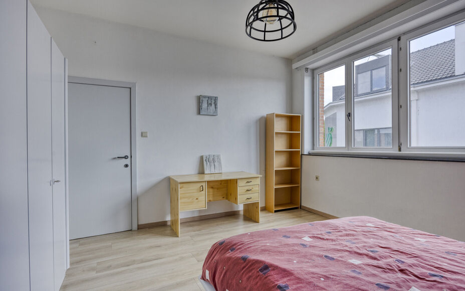 BUITENKANS: Leemans Immobiliën stelt u deze instapklare familiewoning voor, ideaal gelegen in het mooie centrum van Moorsel nabij de Leirekensroute. 

Indeling GV: ruime inkomhal / traphal, lichtrijke leefruimte, badkamer (alle comfort: douche, ligbad, e
