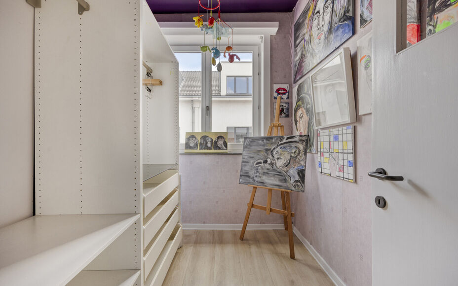 BUITENKANS: Leemans Immobiliën stelt u deze instapklare familiewoning voor, ideaal gelegen in het mooie centrum van Moorsel nabij de Leirekensroute. 

Indeling GV: ruime inkomhal / traphal, lichtrijke leefruimte, badkamer (alle comfort: douche, ligbad, e