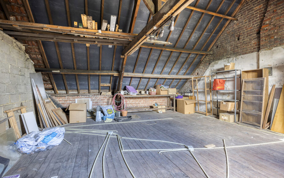 BUITENKANS: Leemans Immobiliën stelt u deze instapklare familiewoning voor, ideaal gelegen in het mooie centrum van Moorsel nabij de Leirekensroute. 

Indeling GV: ruime inkomhal / traphal, lichtrijke leefruimte, badkamer (alle comfort: douche, ligbad, e