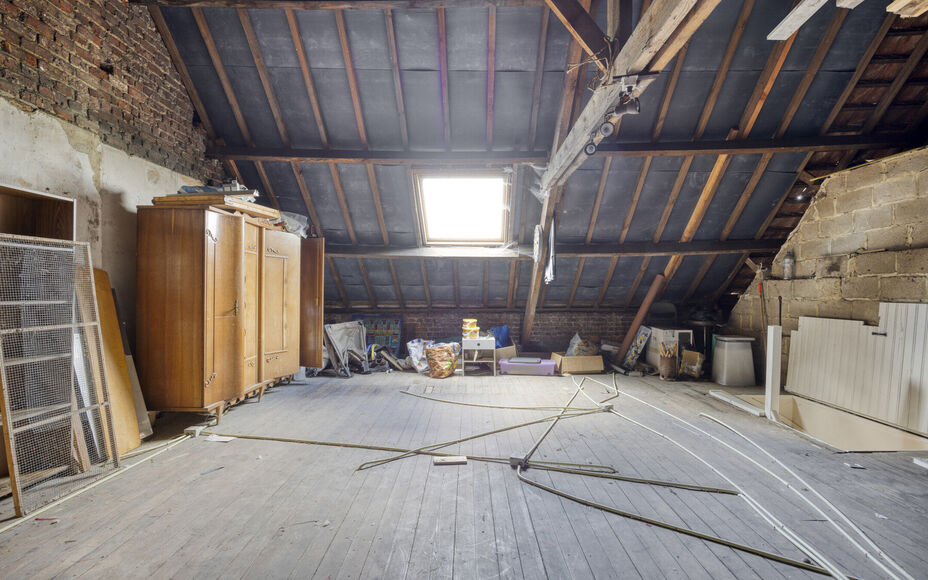 BUITENKANS: Leemans Immobiliën stelt u deze instapklare familiewoning voor, ideaal gelegen in het mooie centrum van Moorsel nabij de Leirekensroute. 

Indeling GV: ruime inkomhal / traphal, lichtrijke leefruimte, badkamer (alle comfort: douche, ligbad, e