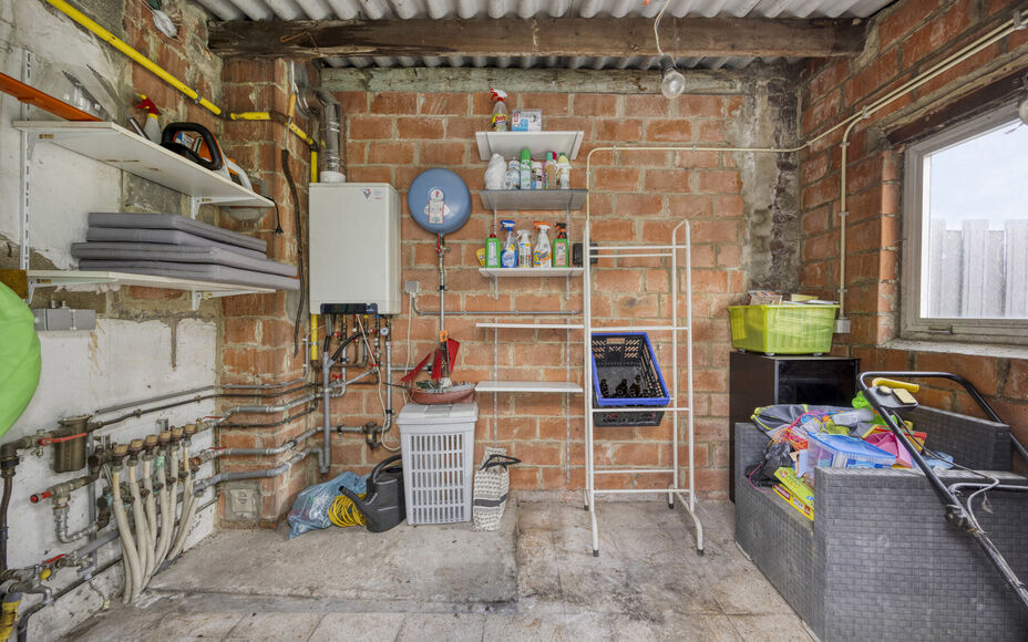 BUITENKANS: Leemans Immobiliën stelt u deze instapklare familiewoning voor, ideaal gelegen in het mooie centrum van Moorsel nabij de Leirekensroute. 

Indeling GV: ruime inkomhal / traphal, lichtrijke leefruimte, badkamer (alle comfort: douche, ligbad, e
