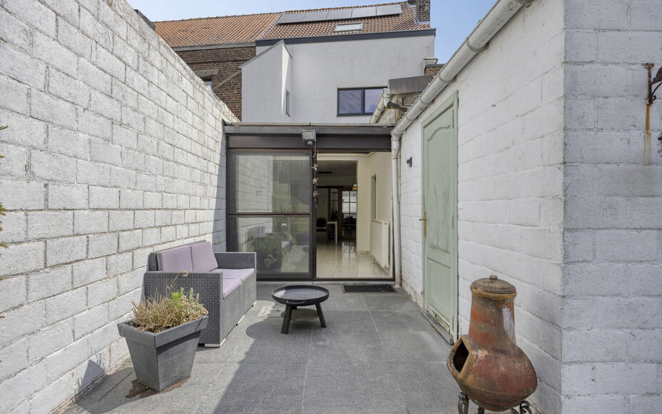 BUITENKANS: Leemans Immobiliën stelt u deze instapklare familiewoning voor, ideaal gelegen in het mooie centrum van Moorsel nabij de Leirekensroute. 

Indeling GV: ruime inkomhal / traphal, lichtrijke leefruimte, badkamer (alle comfort: douche, ligbad, e