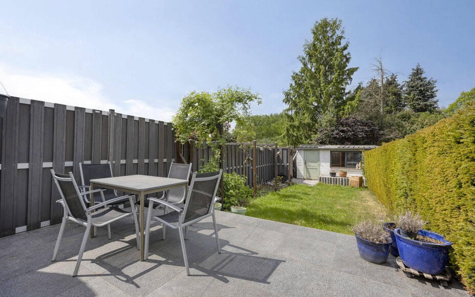BUITENKANS: Leemans Immobiliën stelt u deze instapklare familiewoning voor, ideaal gelegen in het mooie centrum van Moorsel nabij de Leirekensroute. 

Indeling GV: ruime inkomhal / traphal, lichtrijke leefruimte, badkamer (alle comfort: douche, ligbad, e