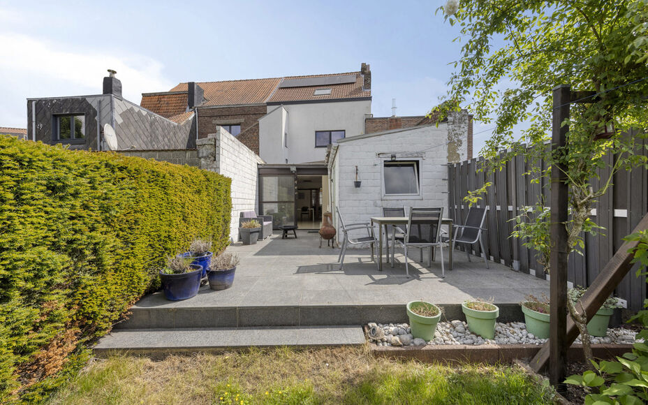 BUITENKANS: Leemans Immobiliën stelt u deze instapklare familiewoning voor, ideaal gelegen in het mooie centrum van Moorsel nabij de Leirekensroute. 

Indeling GV: ruime inkomhal / traphal, lichtrijke leefruimte, badkamer (alle comfort: douche, ligbad, e
