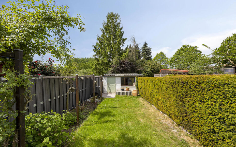 BUITENKANS: Leemans Immobiliën stelt u deze instapklare familiewoning voor, ideaal gelegen in het mooie centrum van Moorsel nabij de Leirekensroute. 

Indeling GV: ruime inkomhal / traphal, lichtrijke leefruimte, badkamer (alle comfort: douche, ligbad, e
