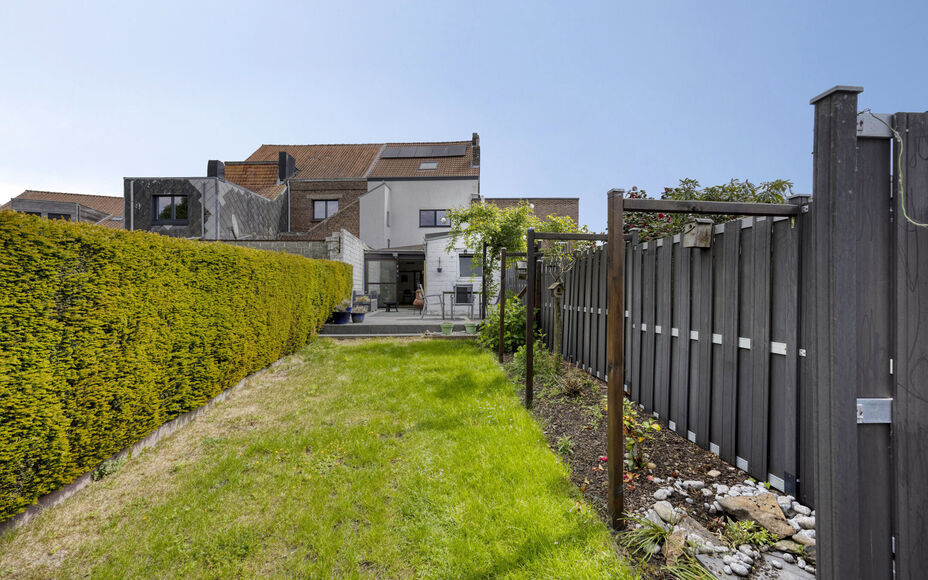 BUITENKANS: Leemans Immobiliën stelt u deze instapklare familiewoning voor, ideaal gelegen in het mooie centrum van Moorsel nabij de Leirekensroute. 

Indeling GV: ruime inkomhal / traphal, lichtrijke leefruimte, badkamer (alle comfort: douche, ligbad, e
