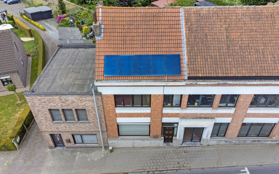 BUITENKANS: Leemans Immobiliën stelt u deze instapklare familiewoning voor, ideaal gelegen in het mooie centrum van Moorsel nabij de Leirekensroute. 

Indeling GV: ruime inkomhal / traphal, lichtrijke leefruimte, badkamer (alle comfort: douche, ligbad, e