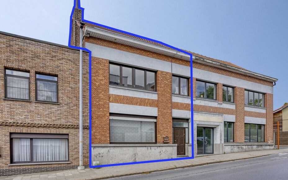BUITENKANS: Leemans Immobiliën stelt u deze instapklare familiewoning voor, ideaal gelegen in het mooie centrum van Moorsel nabij de Leirekensroute. 

Indeling GV: ruime inkomhal / traphal, lichtrijke leefruimte, badkamer (alle comfort: douche, ligbad, e