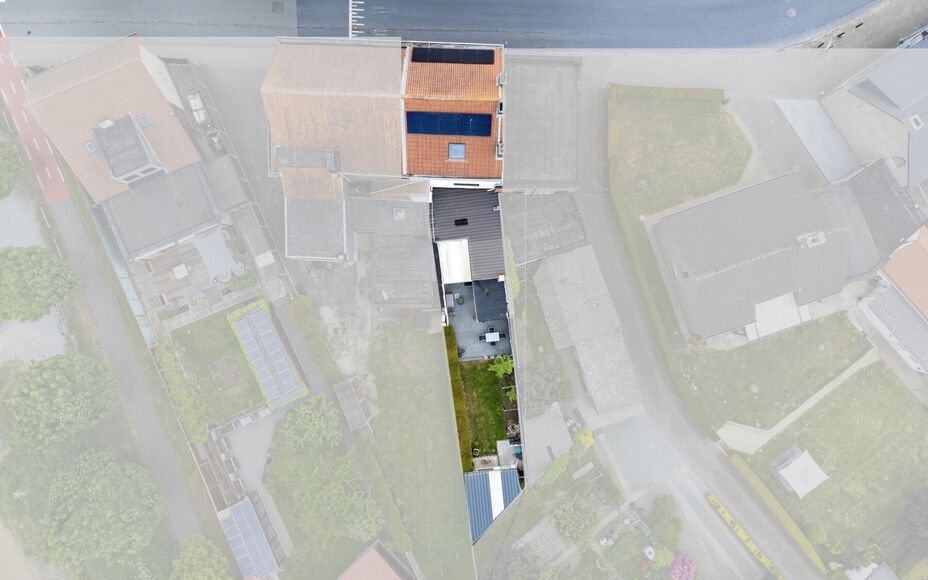 BUITENKANS: Leemans Immobiliën stelt u deze instapklare familiewoning voor, ideaal gelegen in het mooie centrum van Moorsel nabij de Leirekensroute. 

Indeling GV: ruime inkomhal / traphal, lichtrijke leefruimte, badkamer (alle comfort: douche, ligbad, e