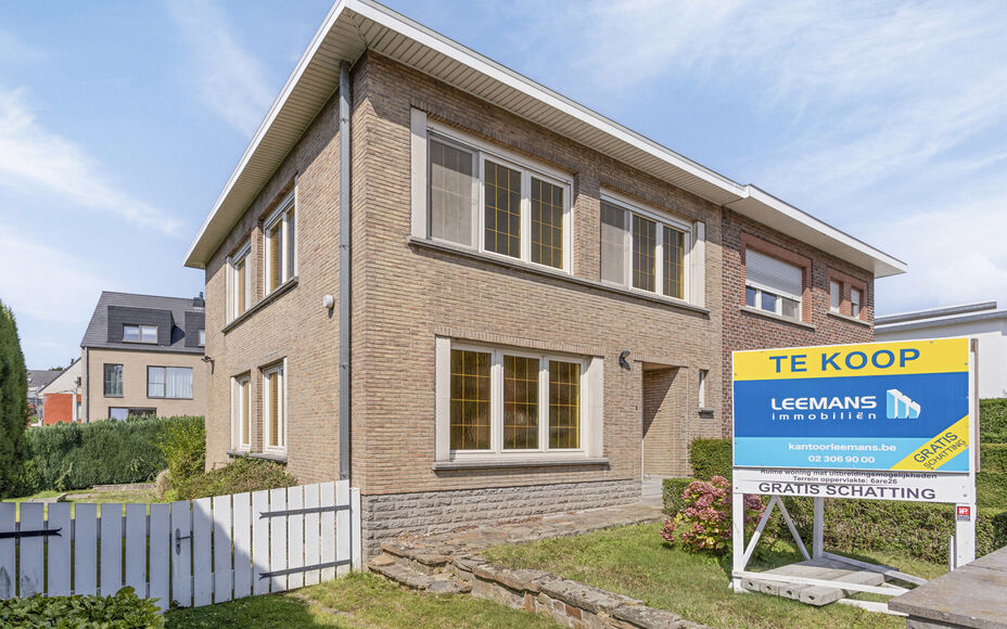 OPPORTUNITEIT! Leemans immobiliën biedt deze ruime (te renoveren) ééngezinswoning te koop aan op een totale terreinoppervlakte van 6are26ca met een enorm potentieel. De huidige woning betreft een zéér solide constructie dewelke mits renovatiewerken t