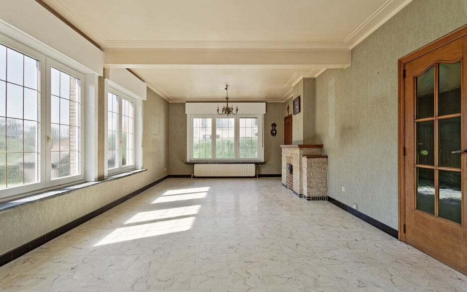 OPPORTUNITEIT! Leemans immobiliën biedt deze ruime (te renoveren) ééngezinswoning te koop aan op een totale terreinoppervlakte van 6are26ca met een enorm potentieel. De huidige woning betreft een zéér solide constructie dewelke mits renovatiewerken t