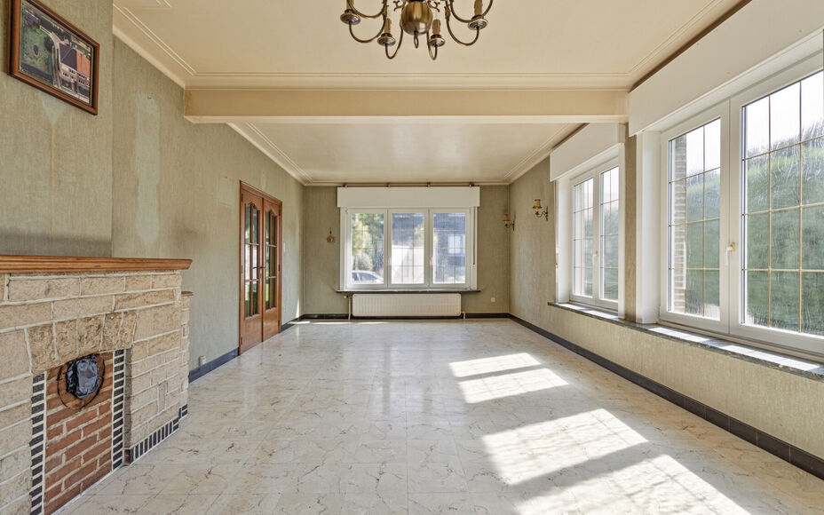 OPPORTUNITEIT! Leemans immobiliën biedt deze ruime (te renoveren) ééngezinswoning te koop aan op een totale terreinoppervlakte van 6are26ca met een enorm potentieel. De huidige woning betreft een zéér solide constructie dewelke mits renovatiewerken t