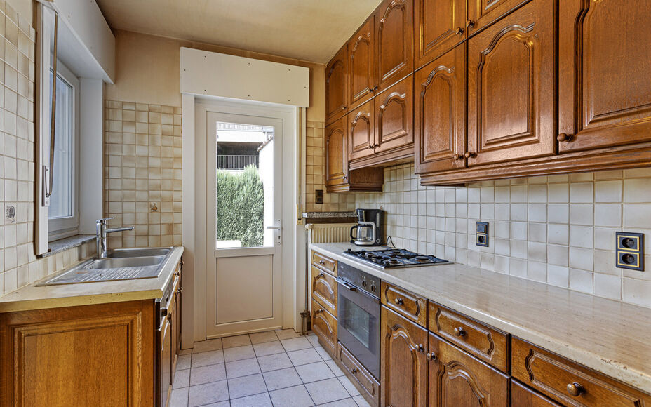 OPPORTUNITEIT! Leemans immobiliën biedt deze ruime (te renoveren) ééngezinswoning te koop aan op een totale terreinoppervlakte van 6are26ca met een enorm potentieel. De huidige woning betreft een zéér solide constructie dewelke mits renovatiewerken t