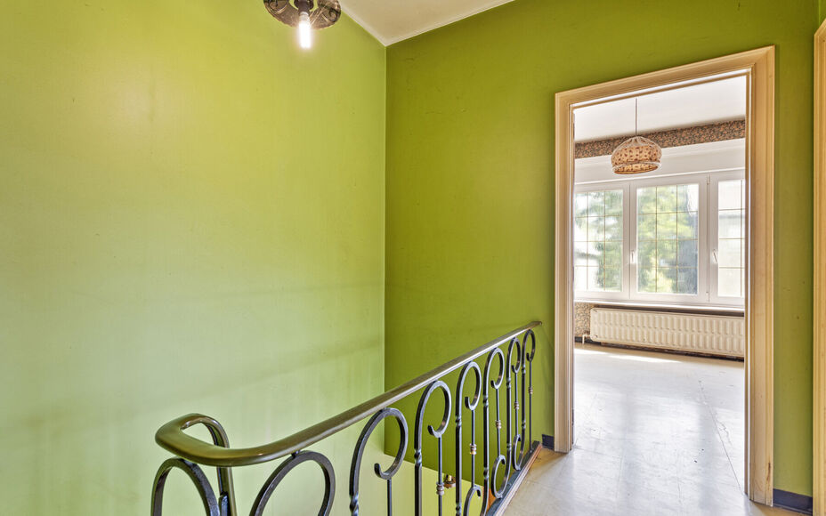 OPPORTUNITEIT! Leemans immobiliën biedt deze ruime (te renoveren) ééngezinswoning te koop aan op een totale terreinoppervlakte van 6are26ca met een enorm potentieel. De huidige woning betreft een zéér solide constructie dewelke mits renovatiewerken t
