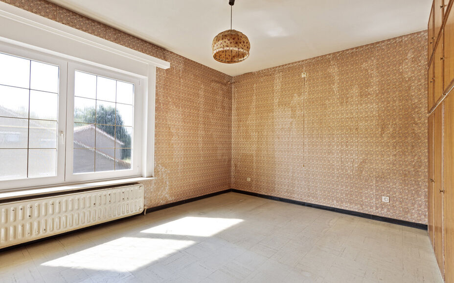 OPPORTUNITEIT! Leemans immobiliën biedt deze ruime (te renoveren) ééngezinswoning te koop aan op een totale terreinoppervlakte van 6are26ca met een enorm potentieel. De huidige woning betreft een zéér solide constructie dewelke mits renovatiewerken t