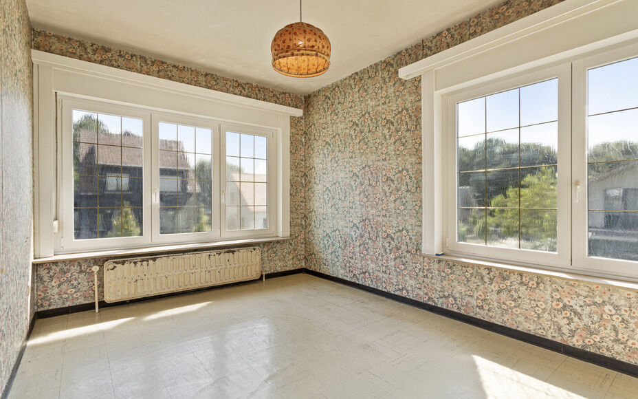 OPPORTUNITEIT! Leemans immobiliën biedt deze ruime (te renoveren) ééngezinswoning te koop aan op een totale terreinoppervlakte van 6are26ca met een enorm potentieel. De huidige woning betreft een zéér solide constructie dewelke mits renovatiewerken t