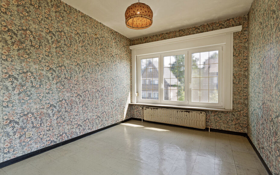 OPPORTUNITEIT! Leemans immobiliën biedt deze ruime (te renoveren) ééngezinswoning te koop aan op een totale terreinoppervlakte van 6are26ca met een enorm potentieel. De huidige woning betreft een zéér solide constructie dewelke mits renovatiewerken t
