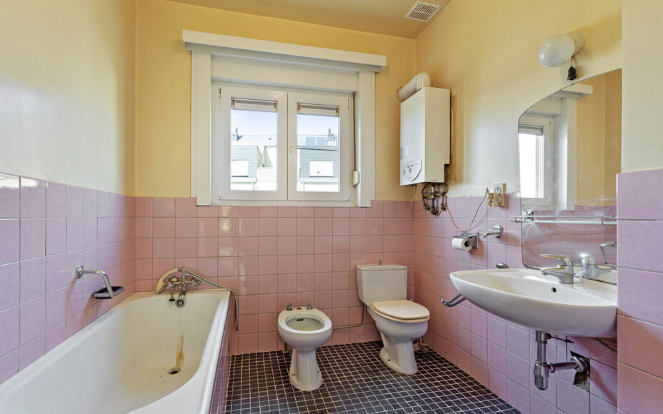 OPPORTUNITEIT! Leemans immobiliën biedt deze ruime (te renoveren) ééngezinswoning te koop aan op een totale terreinoppervlakte van 6are26ca met een enorm potentieel. De huidige woning betreft een zéér solide constructie dewelke mits renovatiewerken t