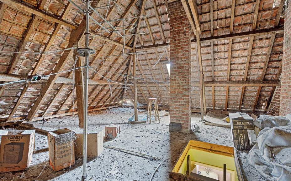 OPPORTUNITEIT! Leemans immobiliën biedt deze ruime (te renoveren) ééngezinswoning te koop aan op een totale terreinoppervlakte van 6are26ca met een enorm potentieel. De huidige woning betreft een zéér solide constructie dewelke mits renovatiewerken t