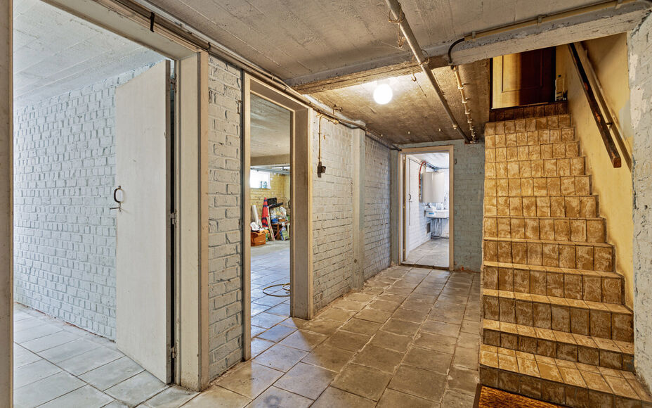 OPPORTUNITEIT! Leemans immobiliën biedt deze ruime (te renoveren) ééngezinswoning te koop aan op een totale terreinoppervlakte van 6are26ca met een enorm potentieel. De huidige woning betreft een zéér solide constructie dewelke mits renovatiewerken t