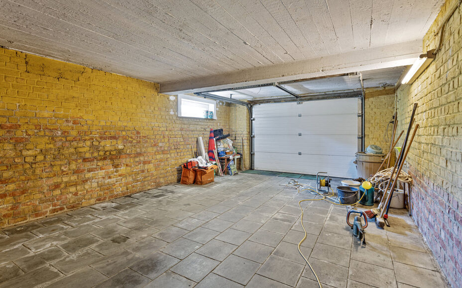 OPPORTUNITEIT! Leemans immobiliën biedt deze ruime (te renoveren) ééngezinswoning te koop aan op een totale terreinoppervlakte van 6are26ca met een enorm potentieel. De huidige woning betreft een zéér solide constructie dewelke mits renovatiewerken t