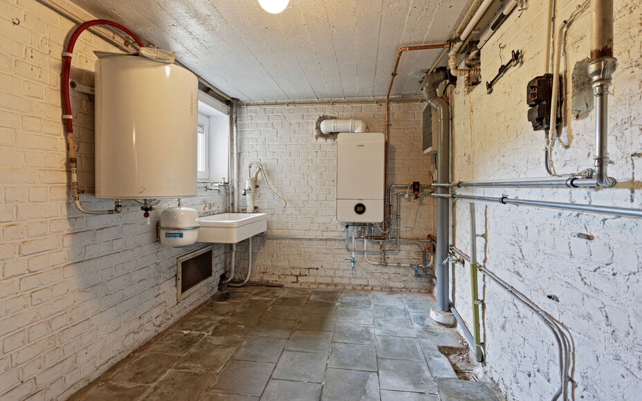 OPPORTUNITEIT! Leemans immobiliën biedt deze ruime (te renoveren) ééngezinswoning te koop aan op een totale terreinoppervlakte van 6are26ca met een enorm potentieel. De huidige woning betreft een zéér solide constructie dewelke mits renovatiewerken t