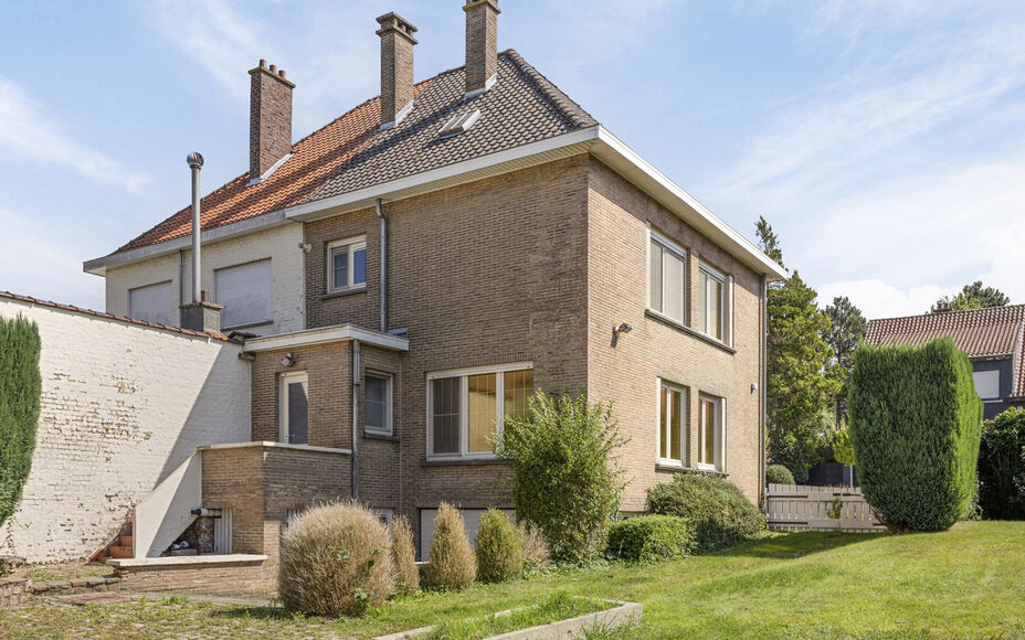 OPPORTUNITEIT! Leemans immobiliën biedt deze ruime (te renoveren) ééngezinswoning te koop aan op een totale terreinoppervlakte van 6are26ca met een enorm potentieel. De huidige woning betreft een zéér solide constructie dewelke mits renovatiewerken t