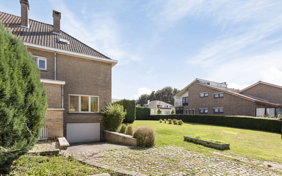 OPPORTUNITEIT! Leemans immobiliën biedt deze ruime (te renoveren) ééngezinswoning te koop aan op een totale terreinoppervlakte van 6are26ca met een enorm potentieel. De huidige woning betreft een zéér solide constructie dewelke mits renovatiewerken t
