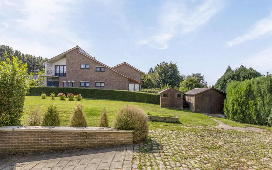 OPPORTUNITEIT! Leemans immobiliën biedt deze ruime (te renoveren) ééngezinswoning te koop aan op een totale terreinoppervlakte van 6are26ca met een enorm potentieel. De huidige woning betreft een zéér solide constructie dewelke mits renovatiewerken t