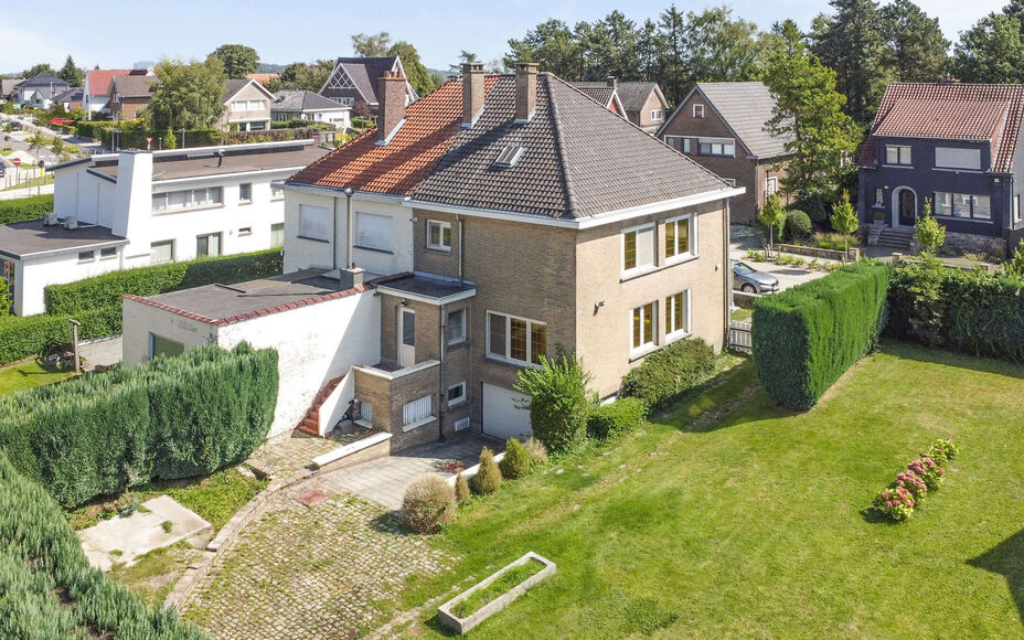 OPPORTUNITEIT! Leemans immobiliën biedt deze ruime (te renoveren) ééngezinswoning te koop aan op een totale terreinoppervlakte van 6are26ca met een enorm potentieel. De huidige woning betreft een zéér solide constructie dewelke mits renovatiewerken t