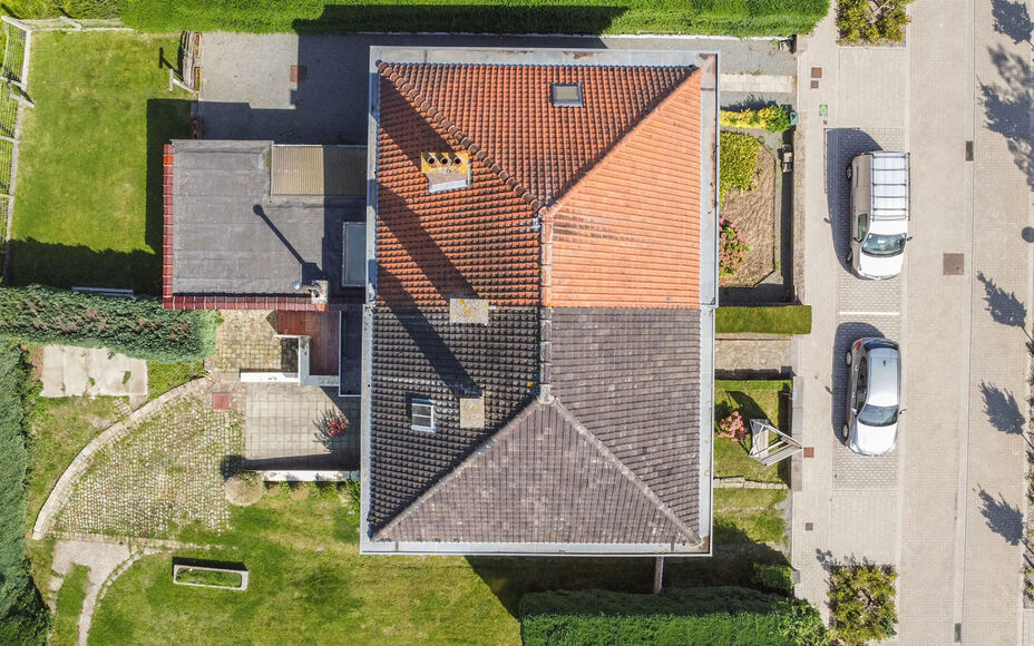 OPPORTUNITEIT! Leemans immobiliën biedt deze ruime (te renoveren) ééngezinswoning te koop aan op een totale terreinoppervlakte van 6are26ca met een enorm potentieel. De huidige woning betreft een zéér solide constructie dewelke mits renovatiewerken t