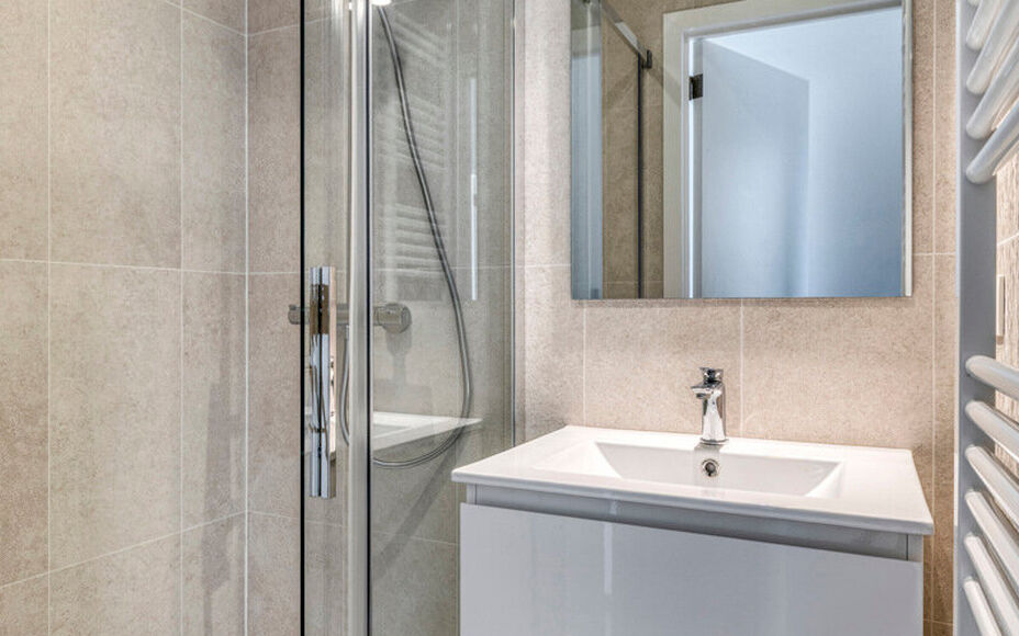 LEEMANS IMMOBILIËN stelt u deze volledig gerenoveerde en tevens instapklare rijwoning voor. Met een uitermate rustige ligging in een doodlopende straat, doch dicht bij alle faciliteiten in het centrum van Asse. 

De indeling van de woning is als volgt.


