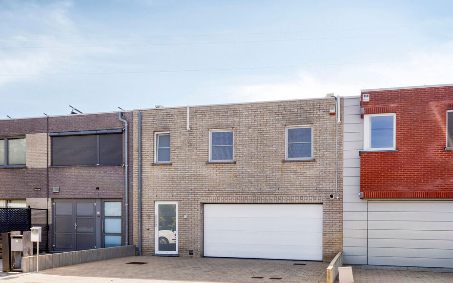 LEEMANS IMMOBILIËN stelt u met plezier deze volledig instapklare én tevens energiezuinige woning (EPC-label A) voor, rustig gelegen in een doodlopende straat. 

Bij het binnenkomen van de woning komt u uit in een ruime inkomhal die toegang biedt tot de 