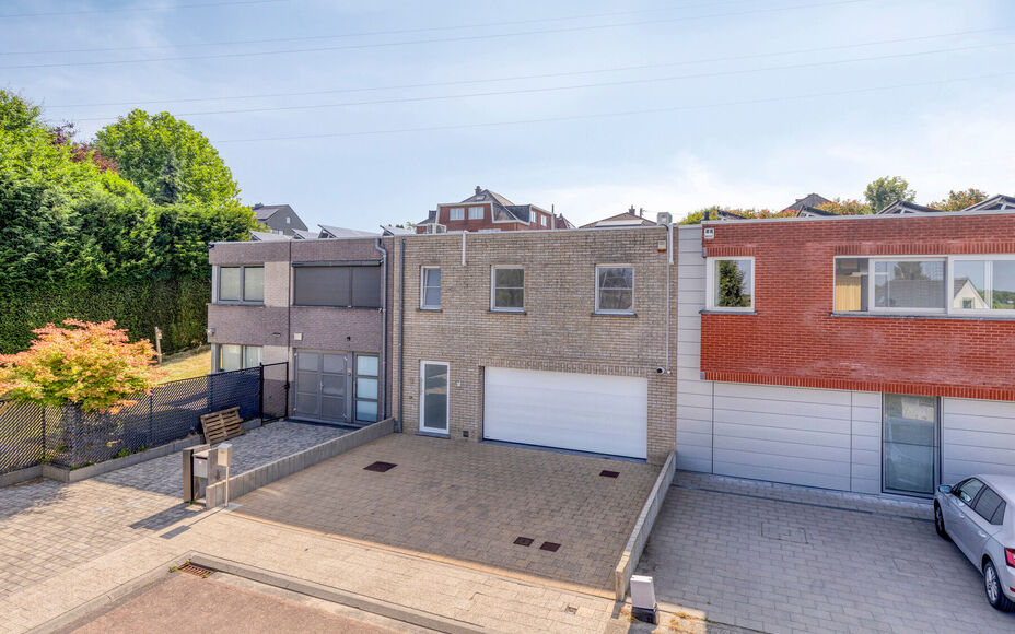 LEEMANS IMMOBILIËN stelt u met plezier deze volledig instapklare én tevens energiezuinige woning (EPC-label A) voor, rustig gelegen in een doodlopende straat. 

Bij het binnenkomen van de woning komt u uit in een ruime inkomhal die toegang biedt tot de 