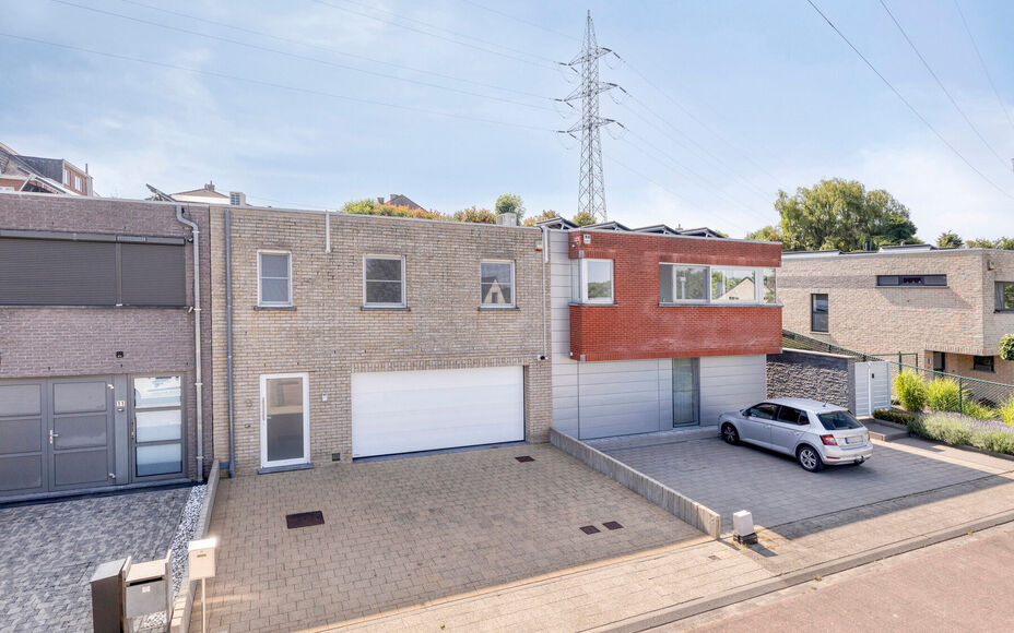 LEEMANS IMMOBILIËN stelt u met plezier deze volledig instapklare én tevens energiezuinige woning (EPC-label A) voor, rustig gelegen in een doodlopende straat. 

Bij het binnenkomen van de woning komt u uit in een ruime inkomhal die toegang biedt tot de 