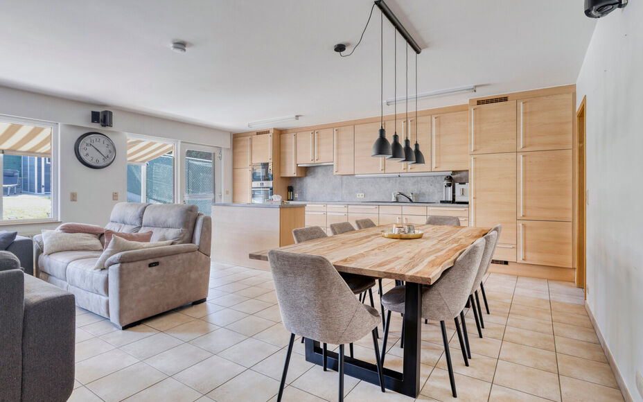 LEEMANS IMMOBILIËN stelt u met plezier deze volledig instapklare én tevens energiezuinige woning (EPC-label A) voor, rustig gelegen in een doodlopende straat. 

Bij het binnenkomen van de woning komt u uit in een ruime inkomhal die toegang biedt tot de 
