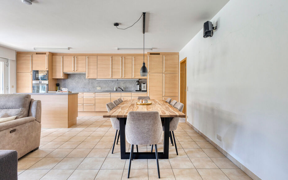 LEEMANS IMMOBILIËN stelt u met plezier deze volledig instapklare én tevens energiezuinige woning (EPC-label A) voor, rustig gelegen in een doodlopende straat. 

Bij het binnenkomen van de woning komt u uit in een ruime inkomhal die toegang biedt tot de 