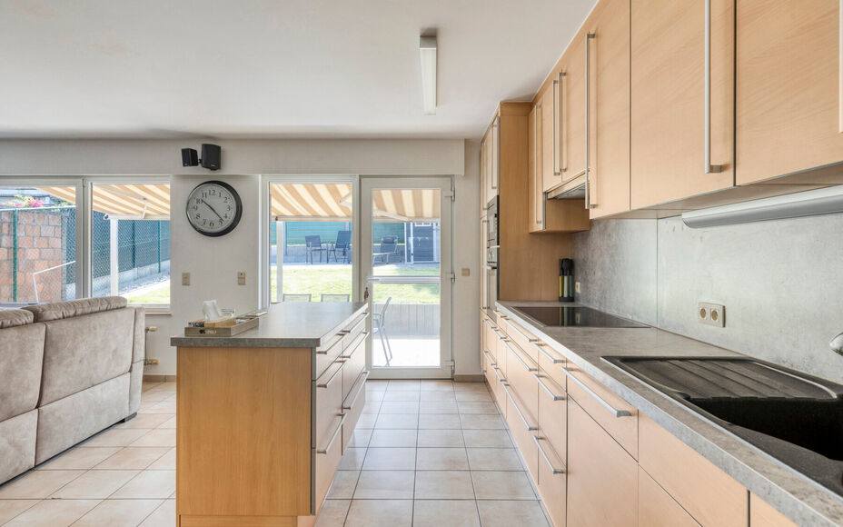 LEEMANS IMMOBILIËN stelt u met plezier deze volledig instapklare én tevens energiezuinige woning (EPC-label A) voor, rustig gelegen in een doodlopende straat. 

Bij het binnenkomen van de woning komt u uit in een ruime inkomhal die toegang biedt tot de 
