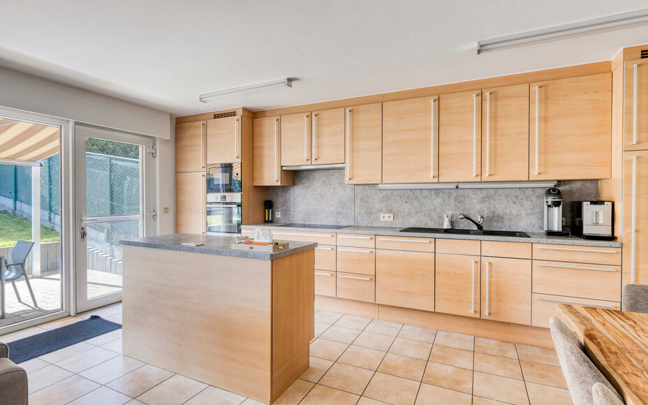 LEEMANS IMMOBILIËN stelt u met plezier deze volledig instapklare én tevens energiezuinige woning (EPC-label A) voor, rustig gelegen in een doodlopende straat. 

Bij het binnenkomen van de woning komt u uit in een ruime inkomhal die toegang biedt tot de 