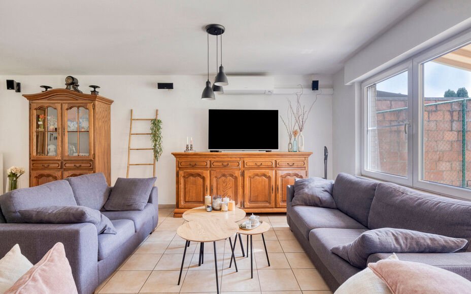 LEEMANS IMMOBILIËN stelt u met plezier deze volledig instapklare én tevens energiezuinige woning (EPC-label A) voor, rustig gelegen in een doodlopende straat. 

Bij het binnenkomen van de woning komt u uit in een ruime inkomhal die toegang biedt tot de 