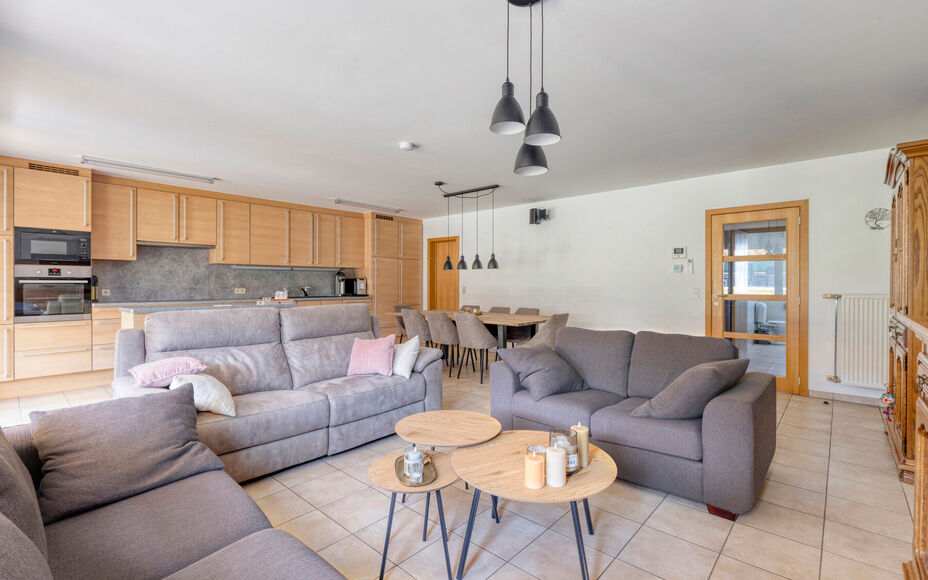 LEEMANS IMMOBILIËN stelt u met plezier deze volledig instapklare én tevens energiezuinige woning (EPC-label A) voor, rustig gelegen in een doodlopende straat. 

Bij het binnenkomen van de woning komt u uit in een ruime inkomhal die toegang biedt tot de 