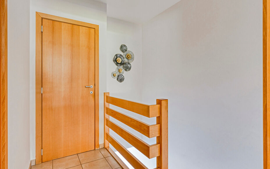 LEEMANS IMMOBILIËN stelt u met plezier deze volledig instapklare én tevens energiezuinige woning (EPC-label A) voor, rustig gelegen in een doodlopende straat. 

Bij het binnenkomen van de woning komt u uit in een ruime inkomhal die toegang biedt tot de 