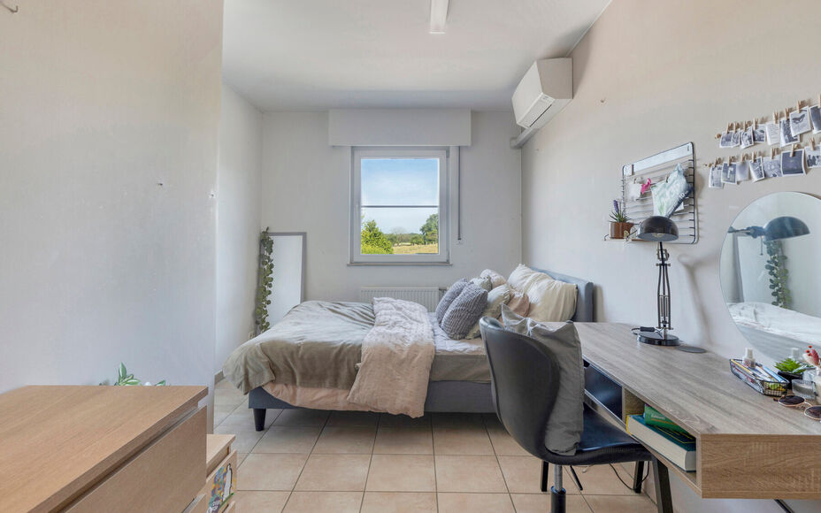 LEEMANS IMMOBILIËN stelt u met plezier deze volledig instapklare én tevens energiezuinige woning (EPC-label A) voor, rustig gelegen in een doodlopende straat. 

Bij het binnenkomen van de woning komt u uit in een ruime inkomhal die toegang biedt tot de 