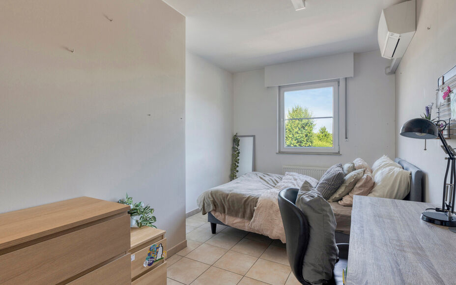 LEEMANS IMMOBILIËN stelt u met plezier deze volledig instapklare én tevens energiezuinige woning (EPC-label A) voor, rustig gelegen in een doodlopende straat. 

Bij het binnenkomen van de woning komt u uit in een ruime inkomhal die toegang biedt tot de 